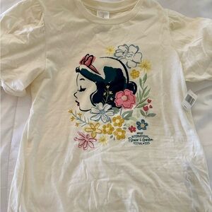 Disney cream-colored short sleeve t-shirt Snow White design
